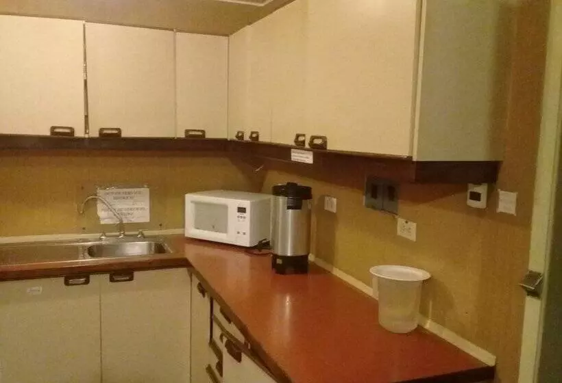 هتل Travellers Inn