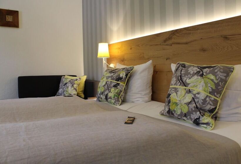 بنسيون Goldener Adler Oberried   Hotel & Appartements