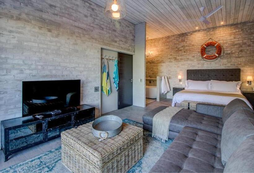 膳宿费 The Quarter Deck