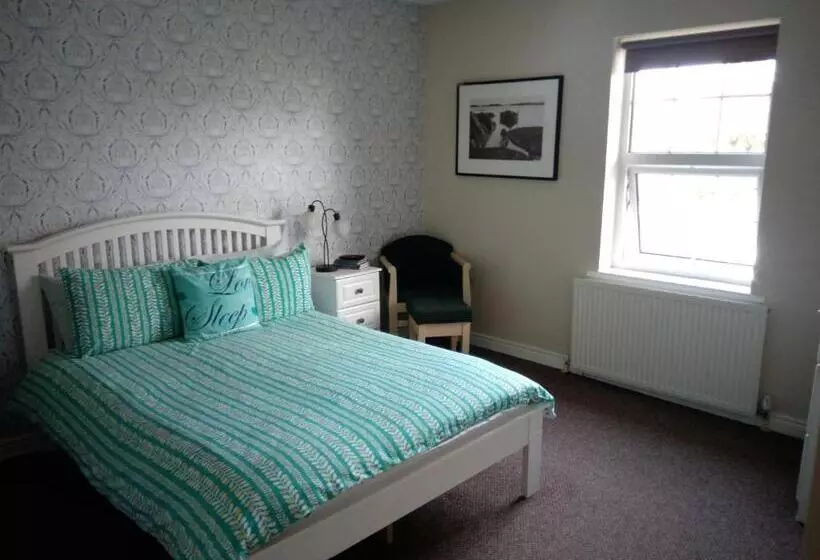 تختخواب و صبحانه The River House