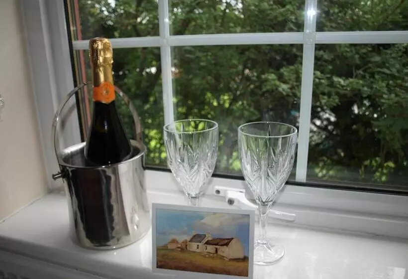 تختخواب و صبحانه The River House