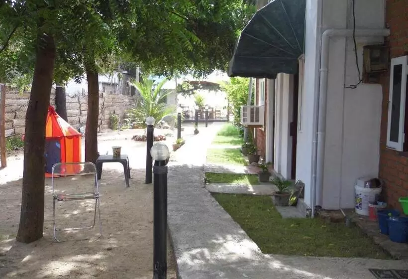 هتل Etnico Surf Resort