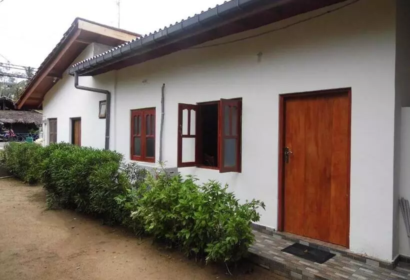 هتل Etnico Surf Resort
