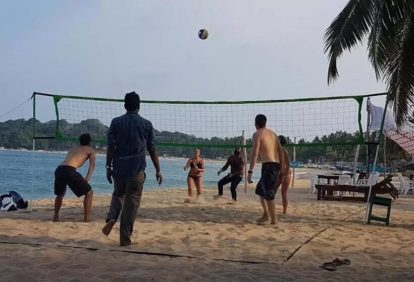 هتل Etnico Surf Resort
