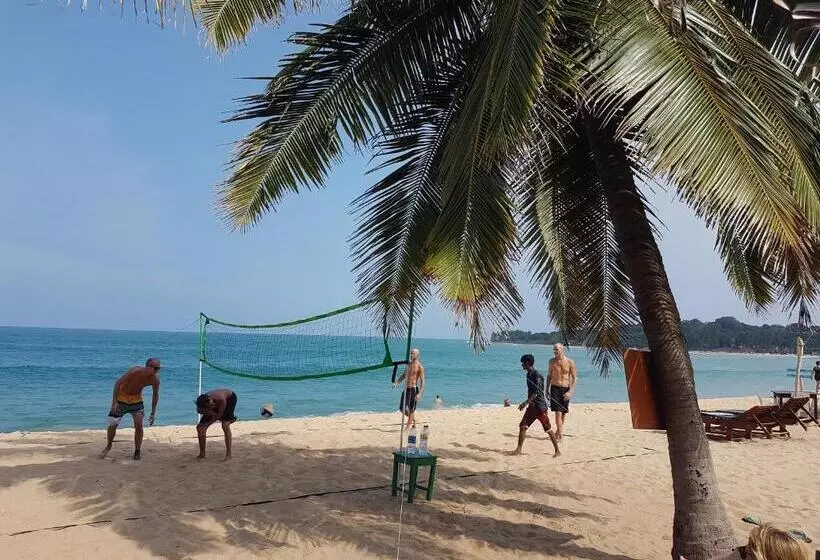 هتل Etnico Surf Resort