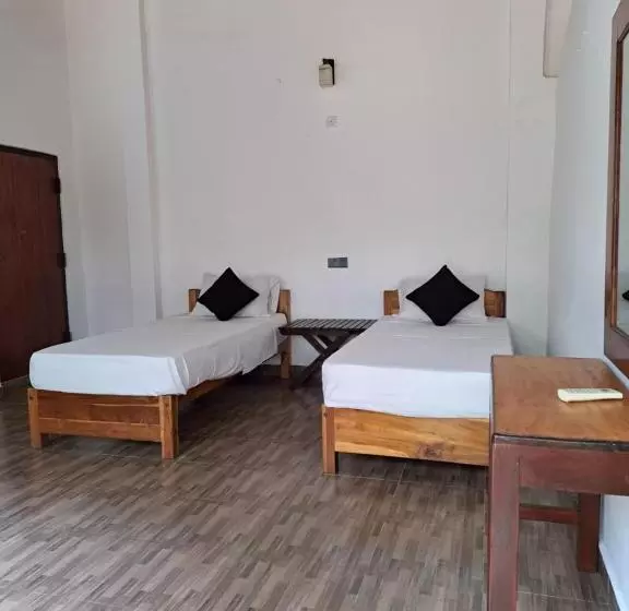 هتل Etnico Surf Resort