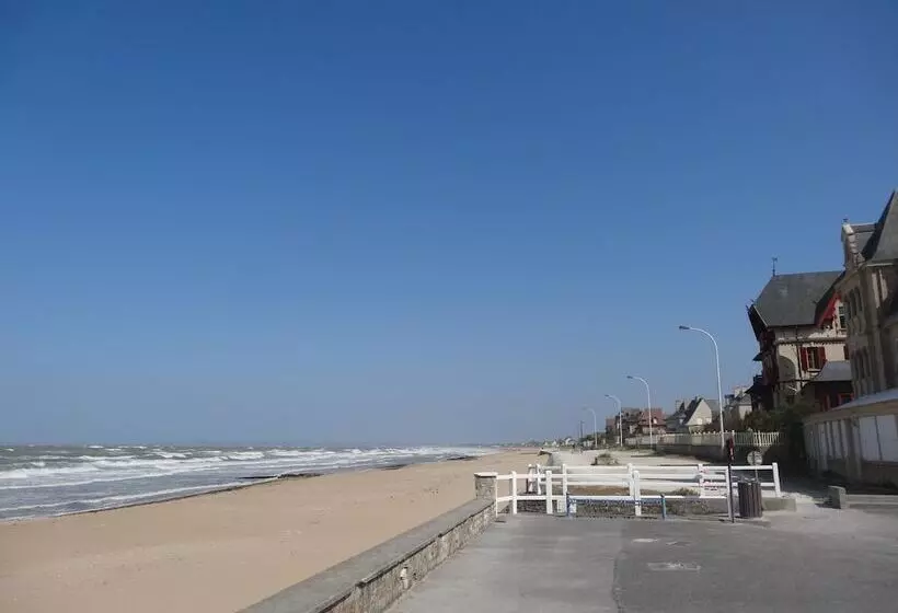 ホテル De Lion Sur Mer