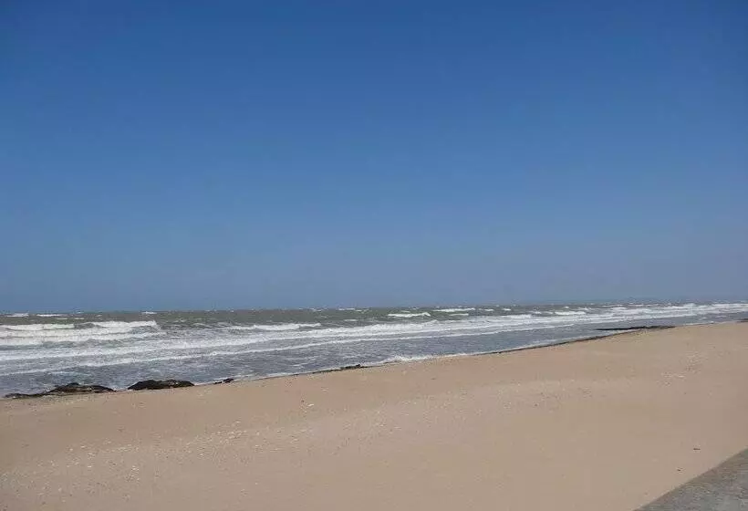 ホテル De Lion Sur Mer