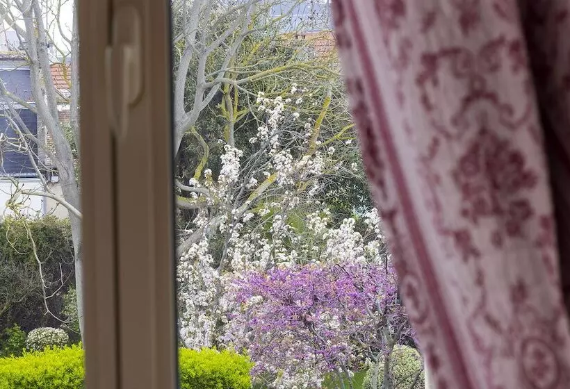 ホテル De Lion Sur Mer