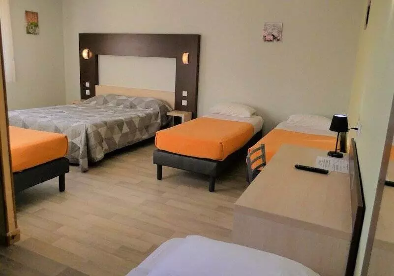 هتل Hôtel Azur Saint Junien Cit