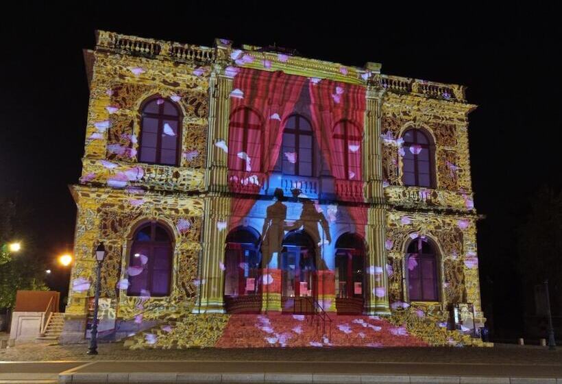 Отель L Hôtel De Chartres