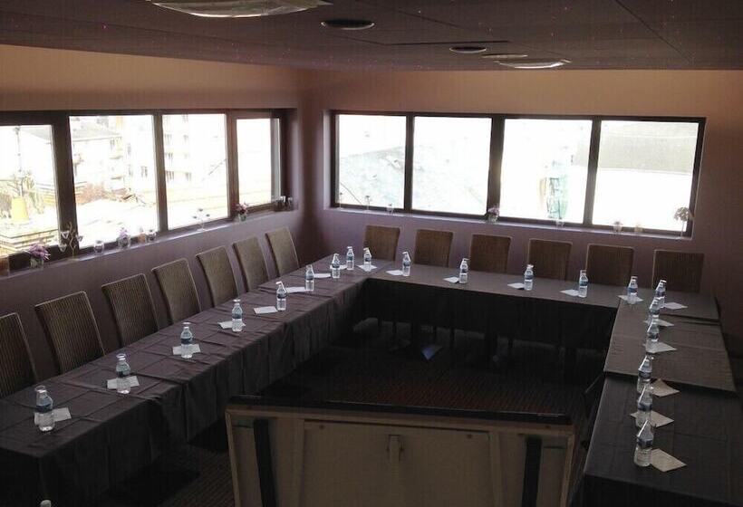 Отель L Hôtel De Chartres