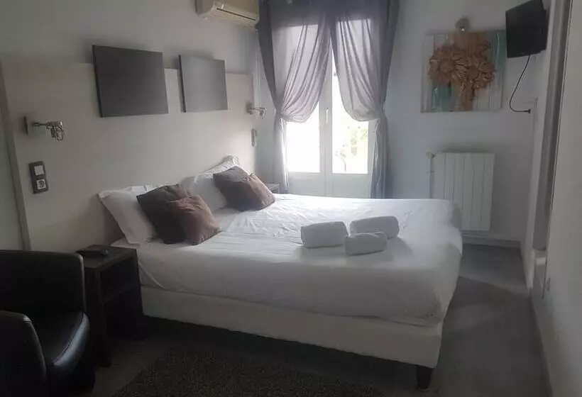 هتل Logis Hôtel Restaurant Les Charmettes