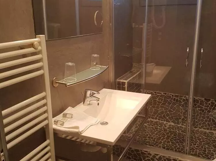 هتل Logis Hôtel Restaurant Les Charmettes