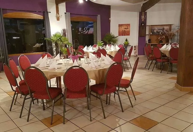 Отель Logis Hôtel Restaurant Le Mas De Mon Père