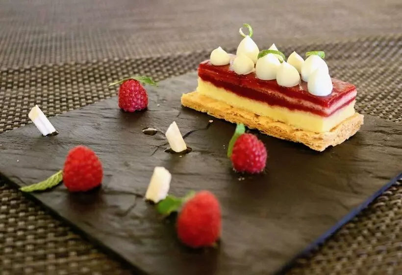 Отель Logis Hôtel Restaurant Le Mas De Mon Père