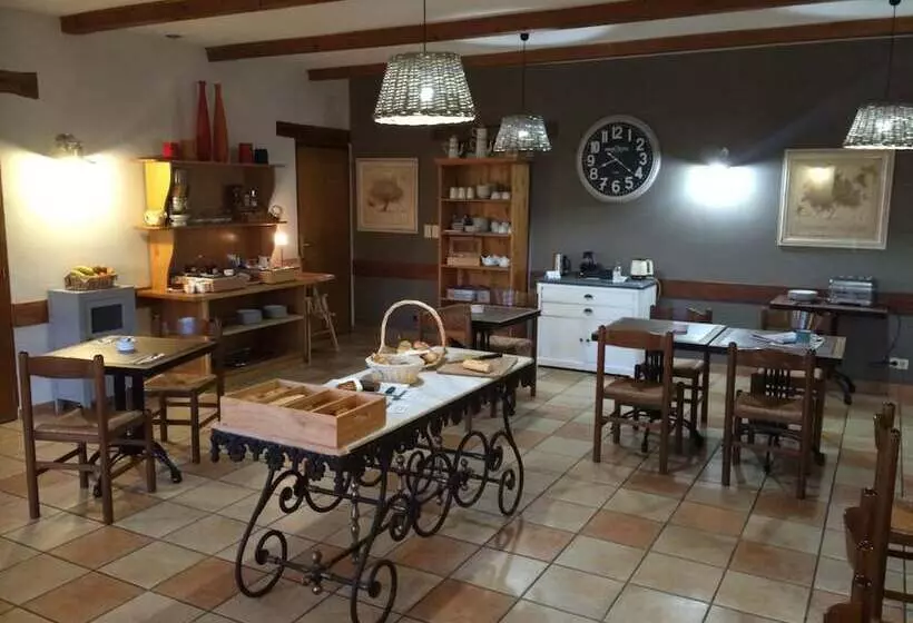 Отель Logis Hôtel Restaurant Le Mas De Mon Père