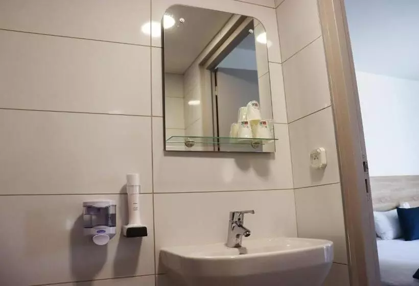 Отель Hôtel Lémand Lyon Est   Villefontaine