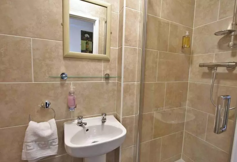 Central Hotel Cheltenham By Roomsbooked
