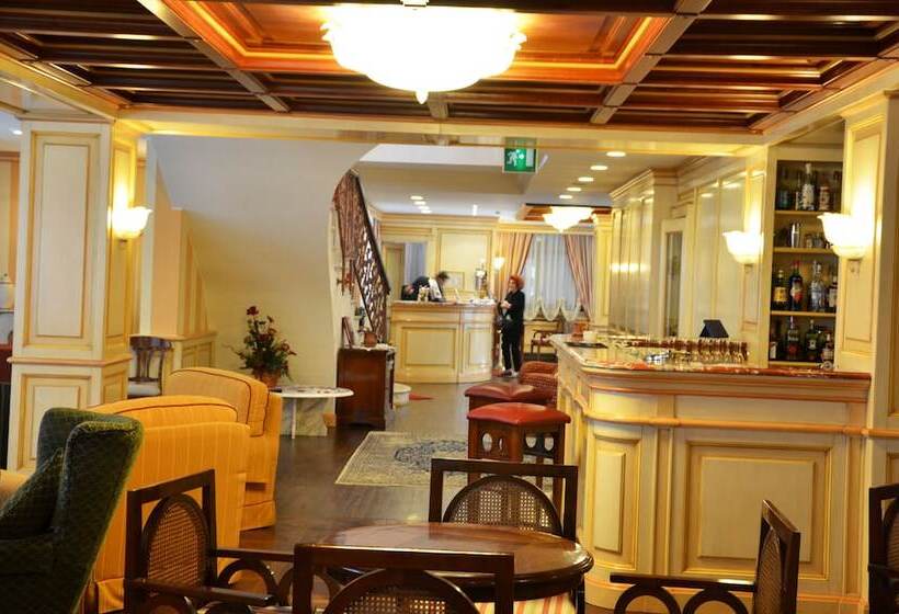 Отель De La Ville