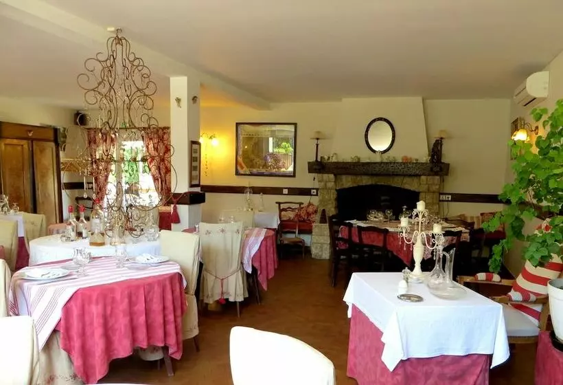 Отель Logis Hôtel Le Clos Pité