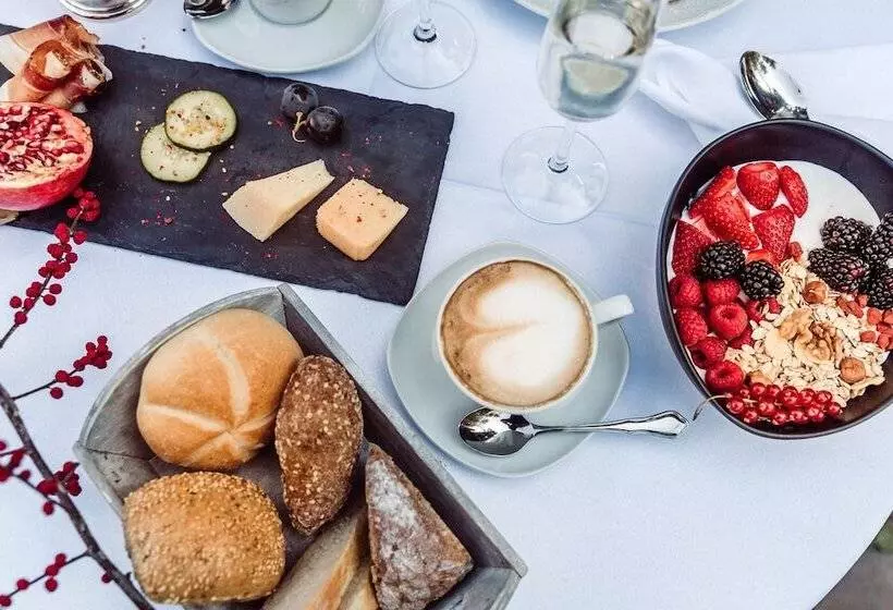 Отель Castel Rundegg