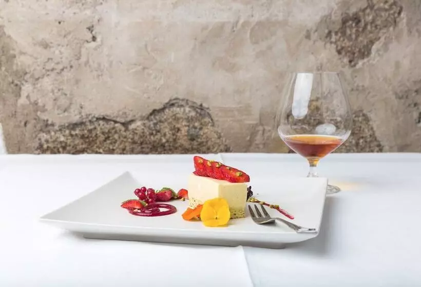 Отель Castel Rundegg