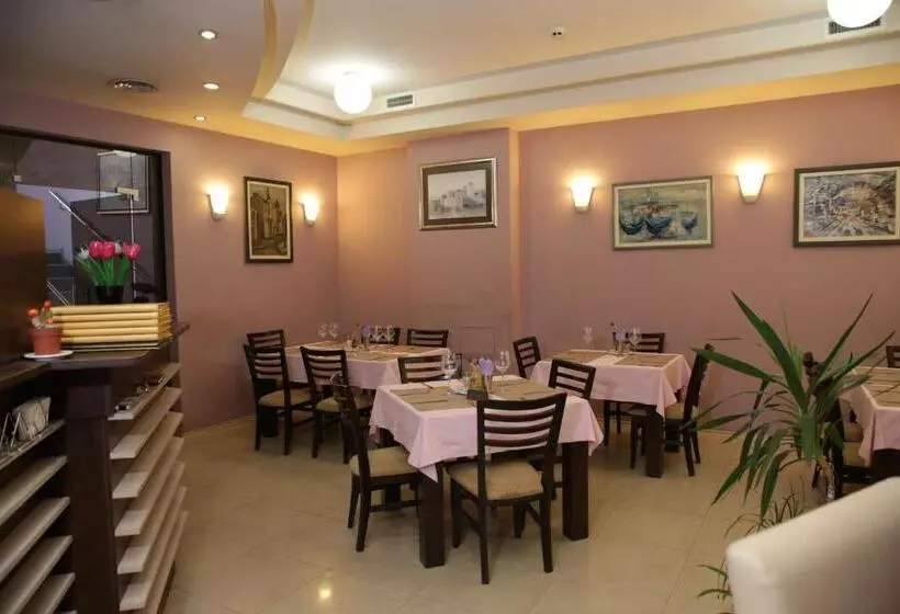 Family Hotel Avramov