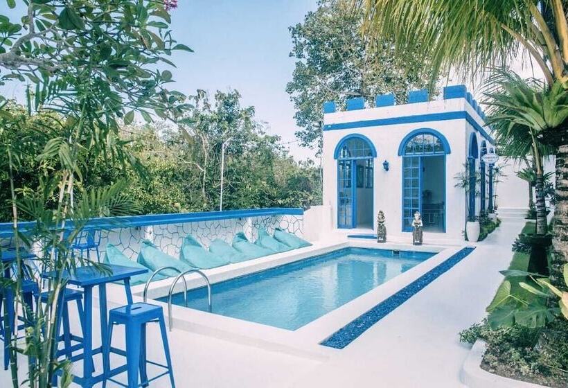 هتل Bombora Surf Camp