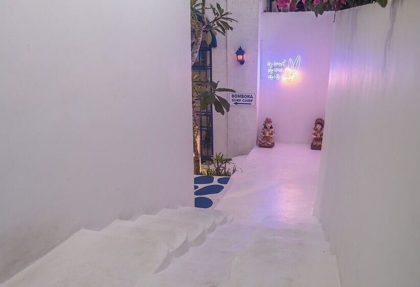 هتل Bombora Surf Camp