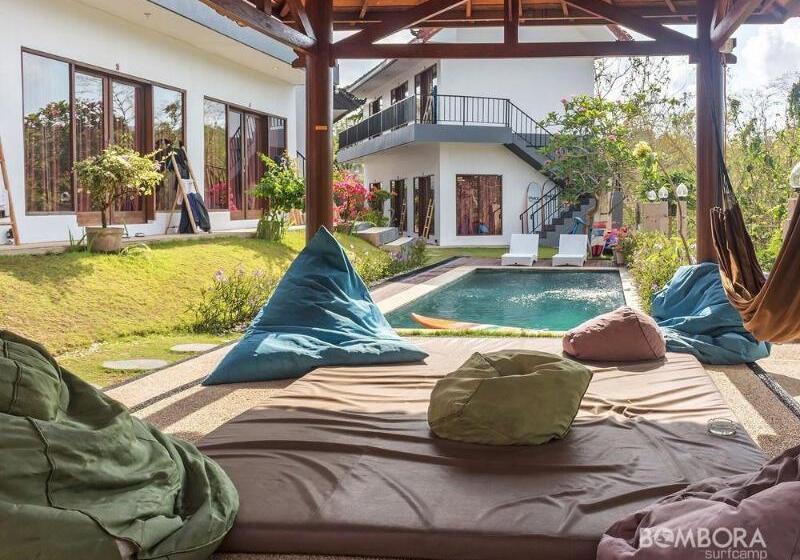 هتل Bombora Surf Camp