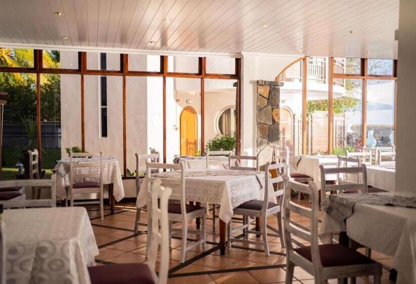 בית מלון כפרי Gold Beach Resort