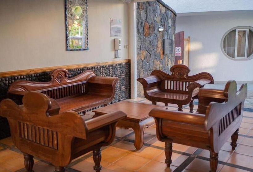 בית מלון כפרי Gold Beach Resort