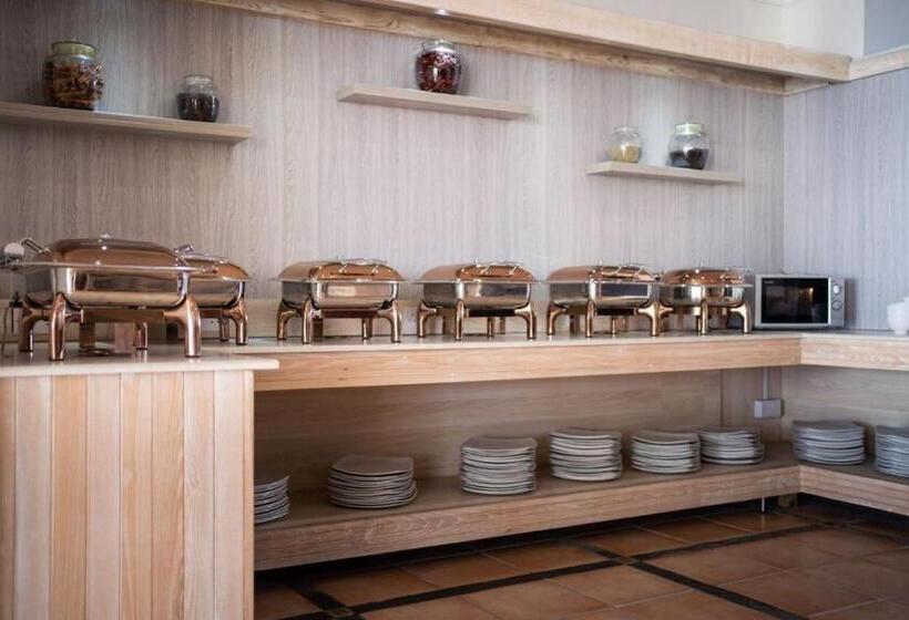 בית מלון כפרי Gold Beach Resort