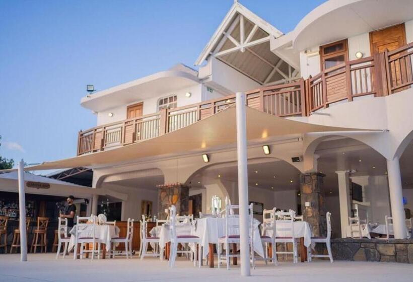 בית מלון כפרי Gold Beach Resort