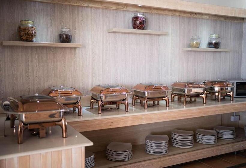 בית מלון כפרי Gold Beach Resort