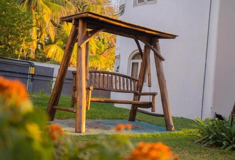 בית מלון כפרי Gold Beach Resort