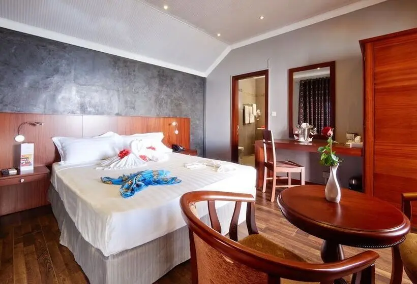 هتل Gold Beach Resort