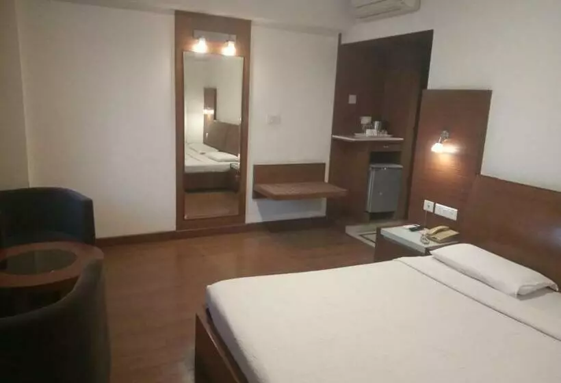 Hotel Parijatha Gateway