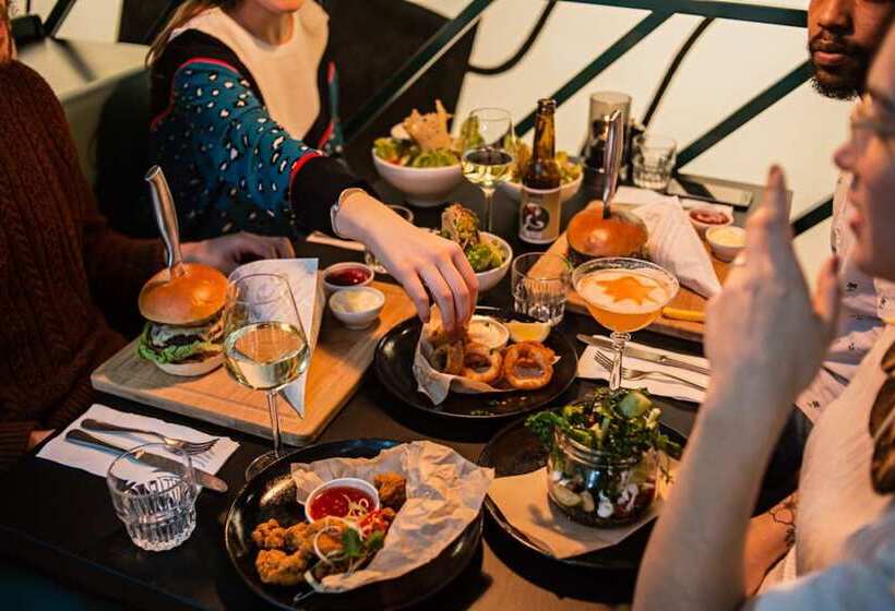 Hotelli The Social Hub Rotterdam