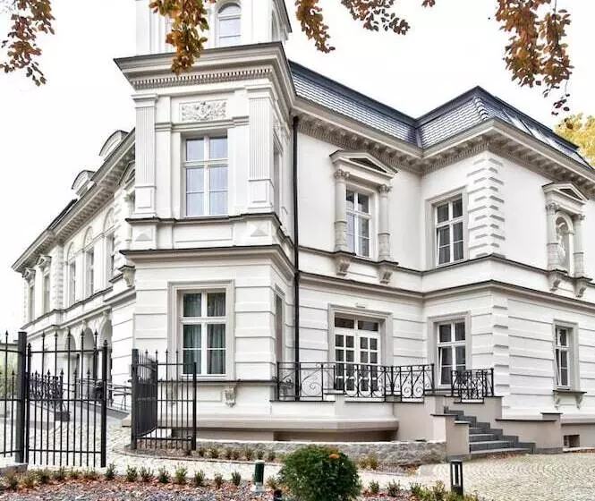 Red Baron Hotel & Restaurant