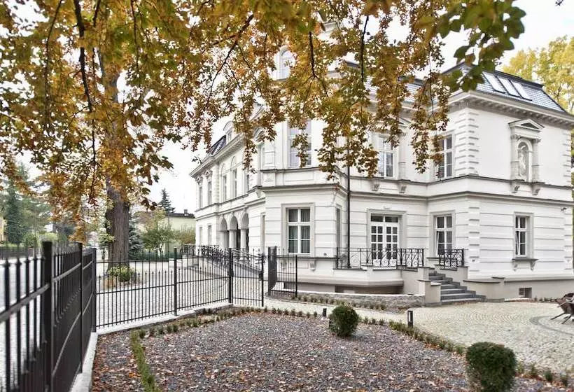 Red Baron Hotel & Restaurant