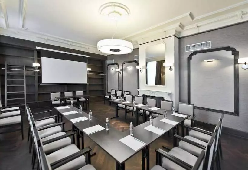 Red Baron Hotel & Restaurant