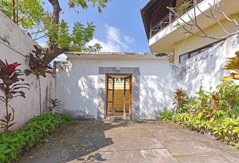 Отель Oyo 91191 Lovina Dolphin Lodge