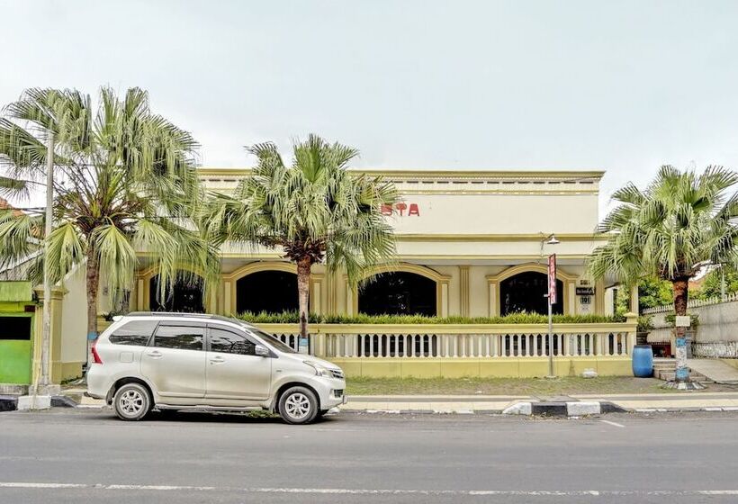 호텔 Oyo 91198 Mahkota 2 Lamongan