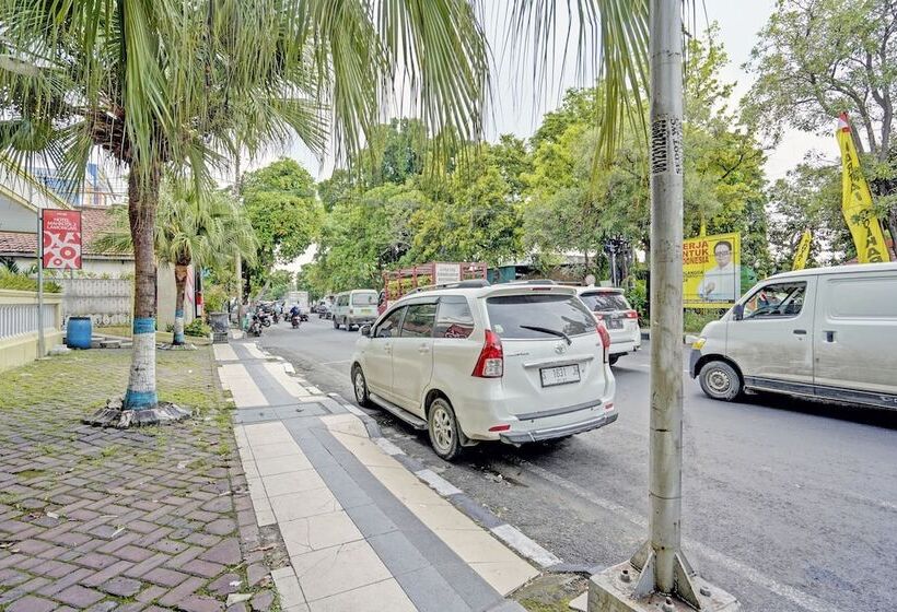 호텔 Oyo 91198 Mahkota 2 Lamongan