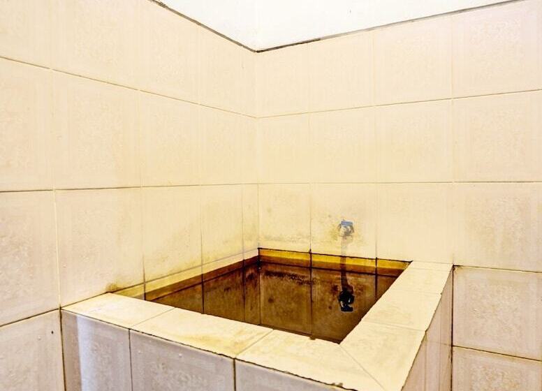 호텔 Oyo 91198 Mahkota 2 Lamongan