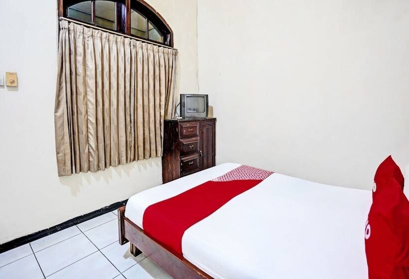 호텔 Oyo 91198 Mahkota 2 Lamongan