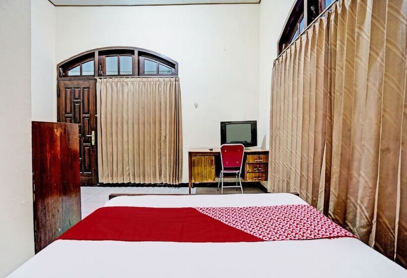 호텔 Oyo 91198 Mahkota 2 Lamongan