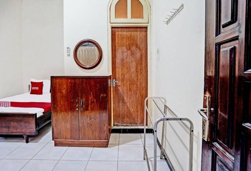 호텔 Oyo 91198 Mahkota 2 Lamongan